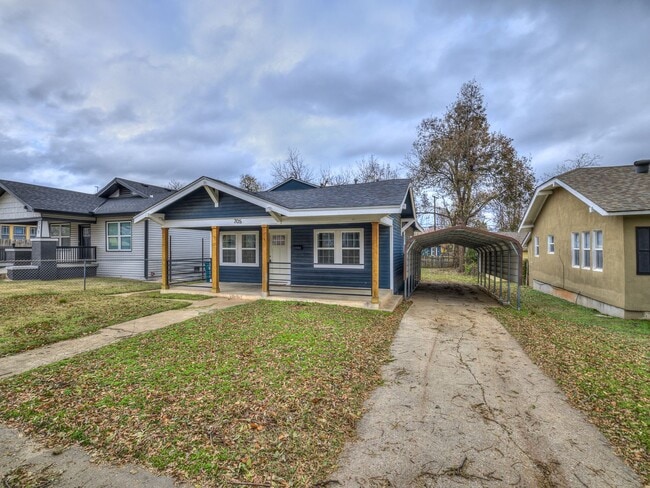 Building Photo - Charming home in Central Park Neighborhood...