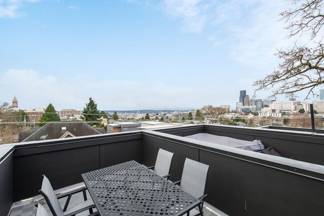 Building Photo - 905 17th Ave