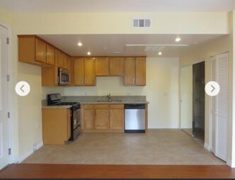 Building Photo - 14826 Vanowen St