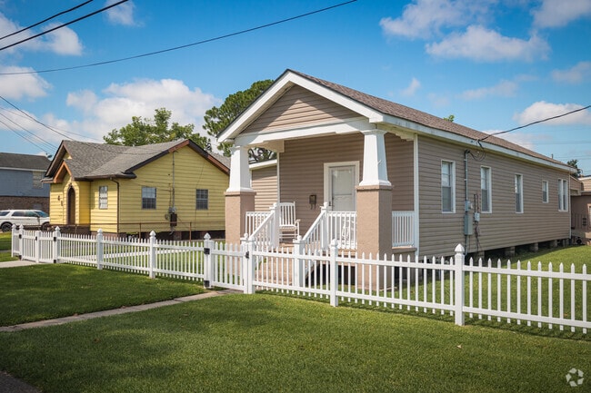 This single shotgun home sits alongside a cottage in Marrero.