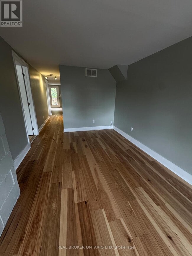 Photo du bâtiment - 2 Norfolk County Rd