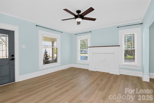 Foto del edificio - 204 E McNeely Ave