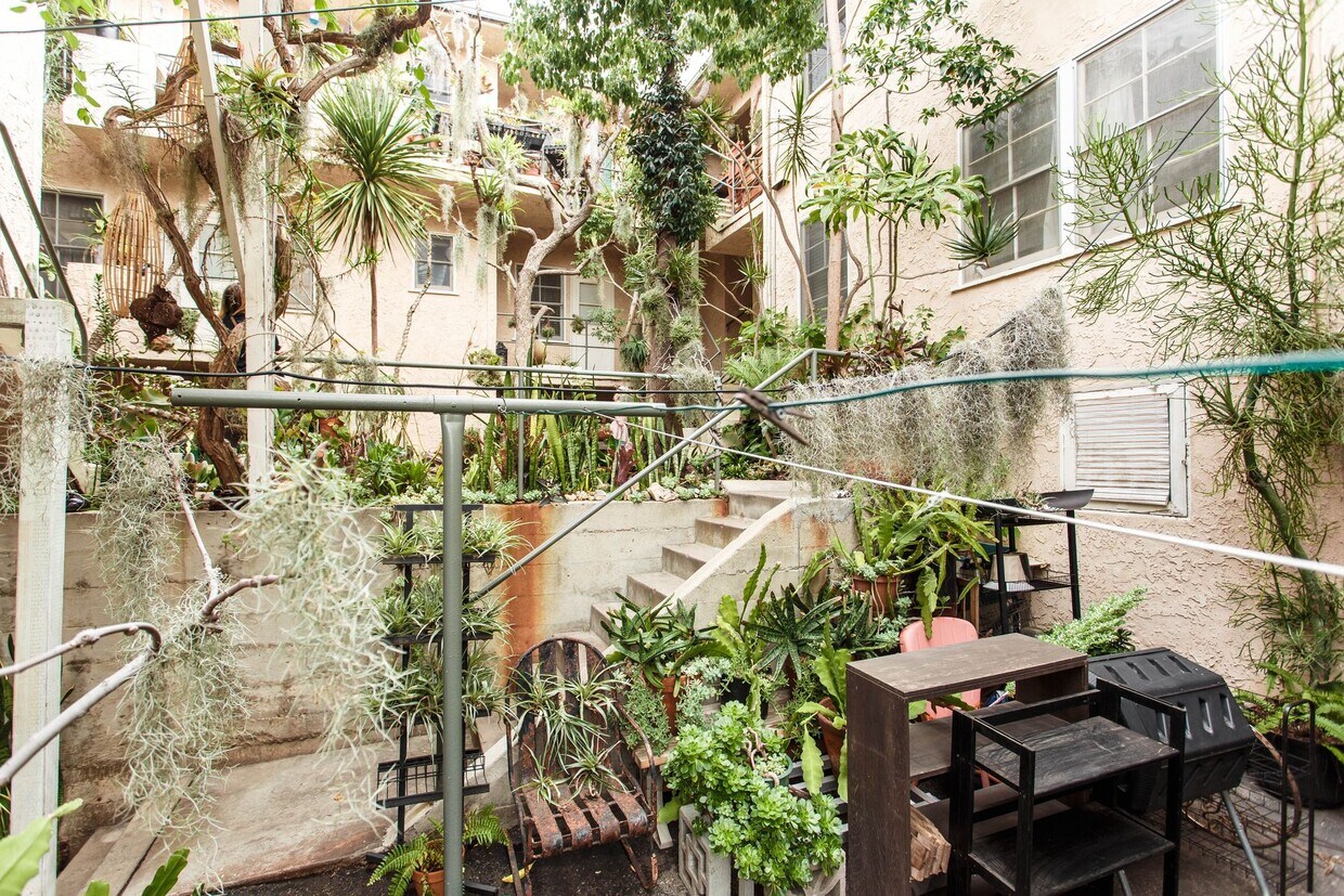 Foto del edificio - Hollister and 6th Street Apartments
