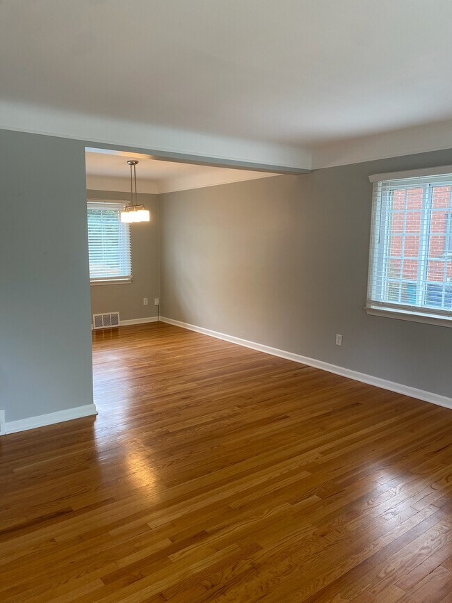 Sala y comedor - 2534 Oliver Rd