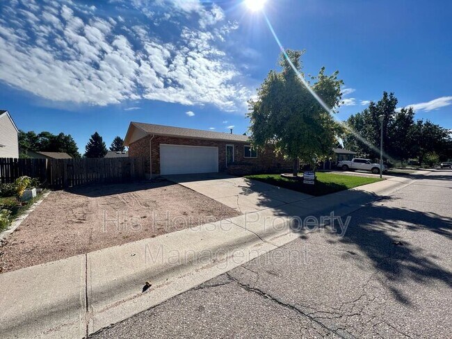Building Photo - 925 Larch Dr
