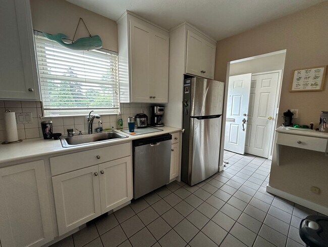 Building Photo - Townhouse, Central AC, 2 Parking Spots