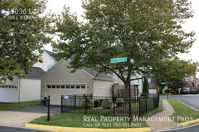Foto del edificio - Brick Front Two Car Garage with Fenced Rear