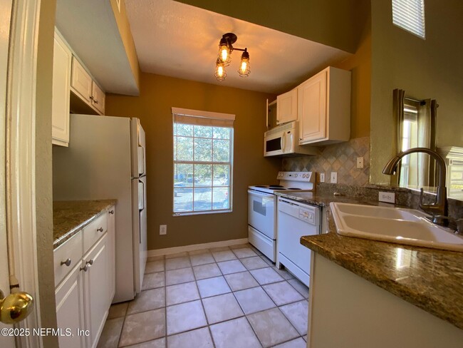 Building Photo - 13700 Richmond Park Dr N