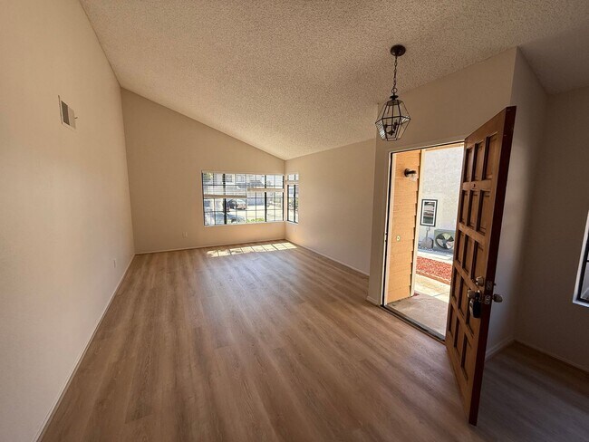 Foto del edificio - Wonderful 4 Bedroom 2-story Townhome in "F...