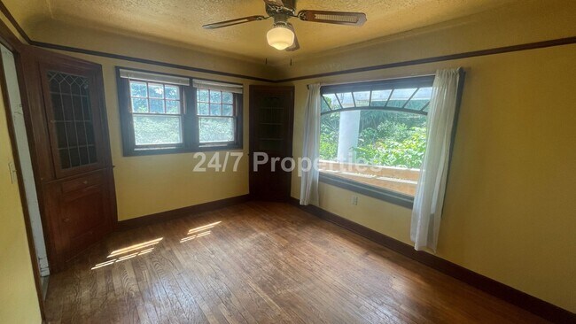 Foto del edificio - Rustic and Updated 3BD | 1.5 BA  Farmhouse with Large Shop!