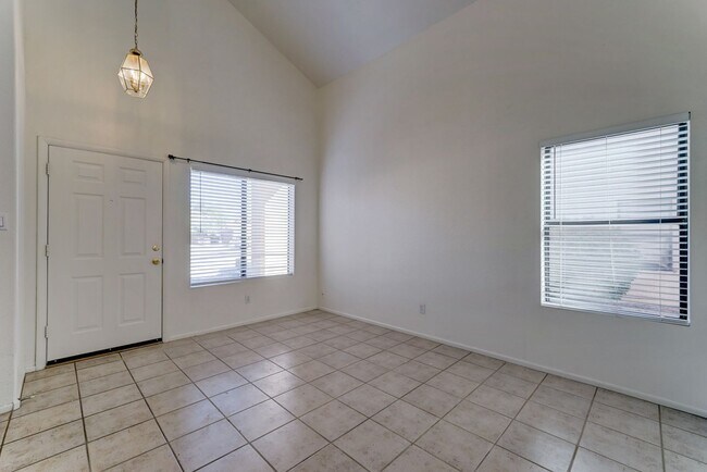 Foto del edificio - Desirable North Phoenix  Home with 1 Downstairs Bedroom!!!