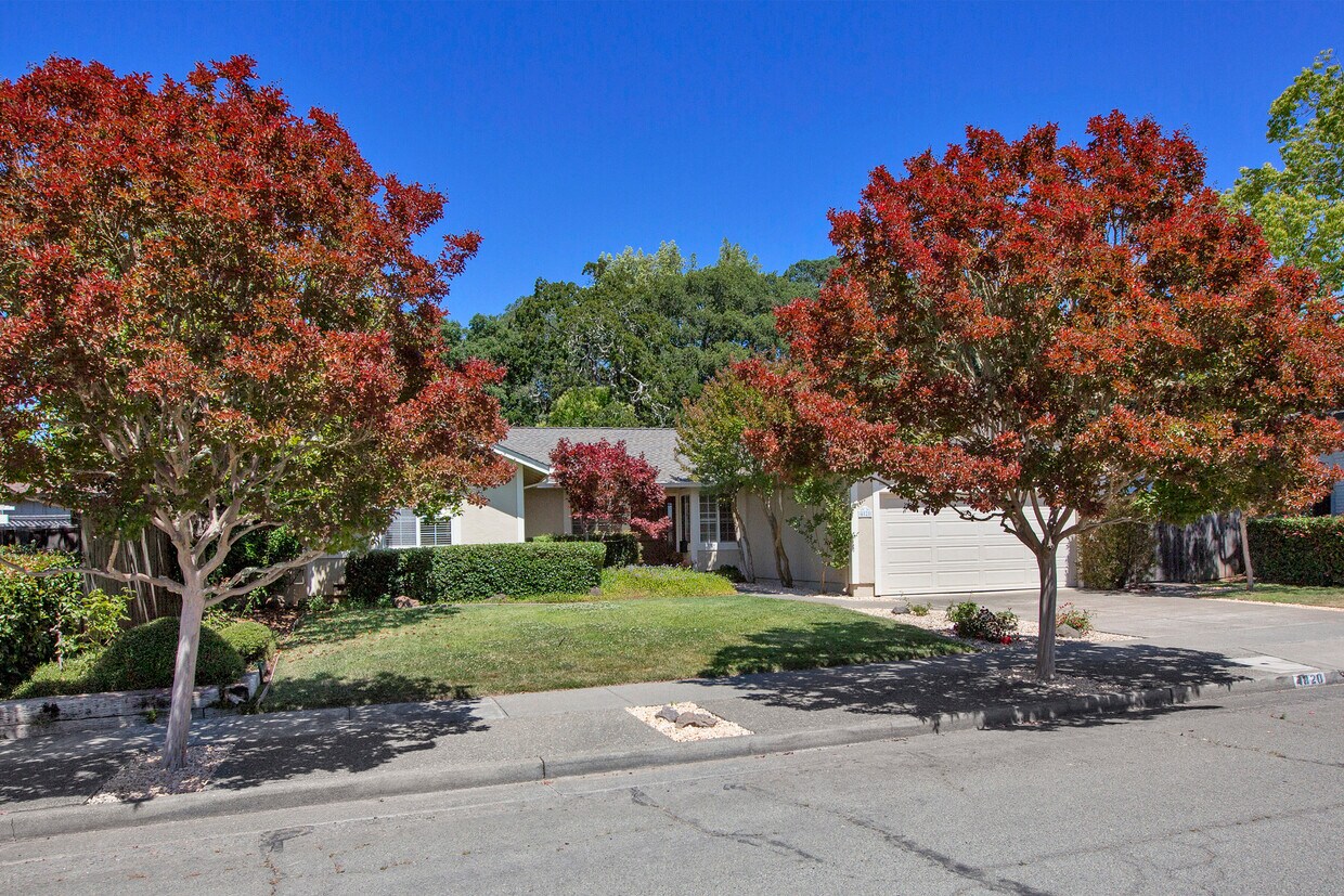 Foto principal - 4820 Burlington St