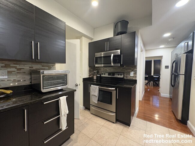 Foto del edificio - 1203 Beacon St