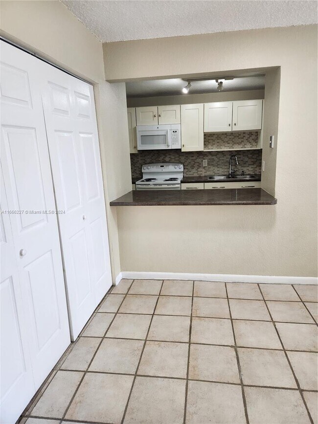 Foto del edificio - 802 NW 87th Ave
