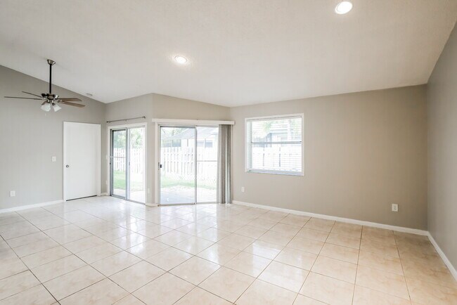 Foto del edificio - 9845 NW 9th Ct