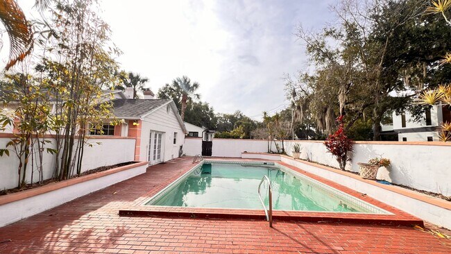 Building Photo - Charming Winter Park Retreat with Private Pool – Lawn & Pool Care Included in the RENT!