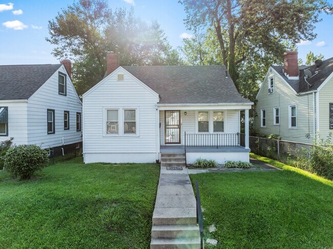 Building Photo - Charming 3 bedroom Home with Spacious Back...