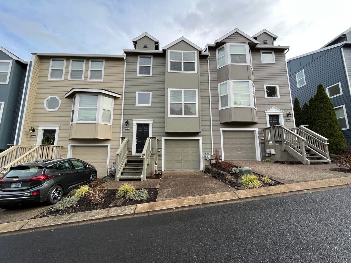 Primary Photo - **$500 OFF FIRST FULL MONTH'S RENT** Charm...