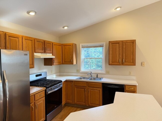 Building Photo - 2 Bedroom 2 Bathroom Townhome In Warwick T...