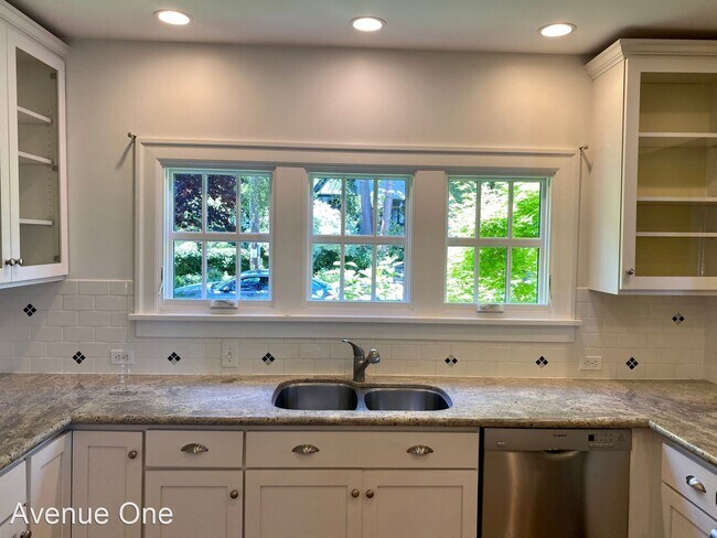 Foto del edificio - 2 br, 1.5 bath House - 2068 23rd Ave E
