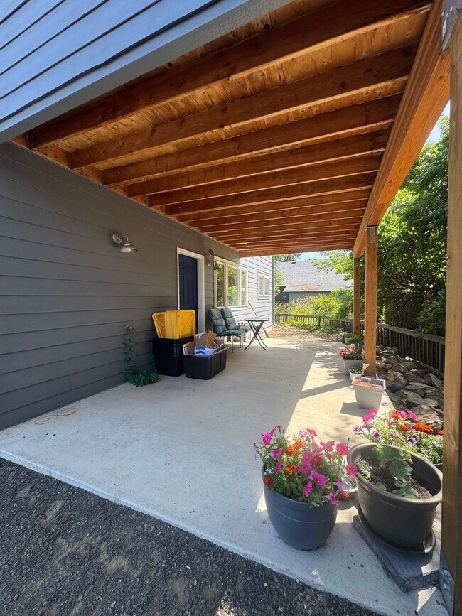 Building Photo - 3-Bed, 3-Bath Home for Lease w/ Rooftop De...