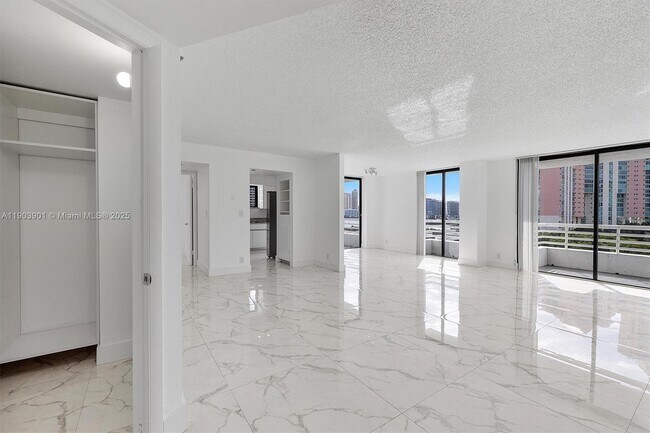 Foto del edificio - 3300 NE 192 St