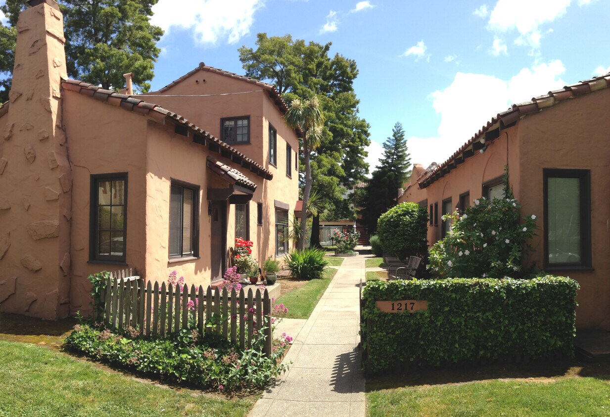 Front of property - 1217 Oak Grove Ave