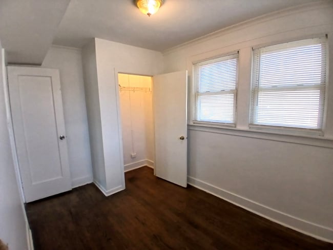 Building Photo - 708 W 116th Pl
