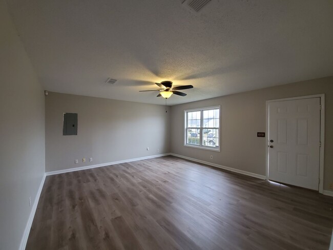 Building Photo - $1325.00 Beautiful 3 Bedroom 1.5 Bath Ranc...