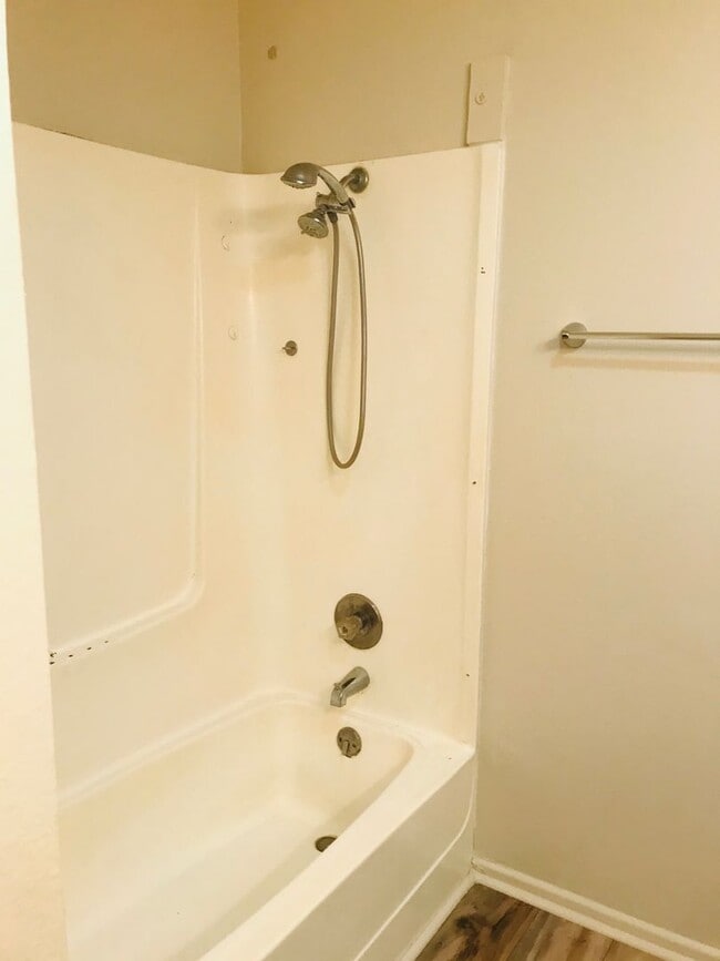 Building Photo - 2 bed townhouse