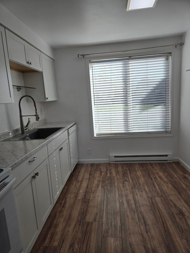 Foto del edificio - 1290 Redwood Cir