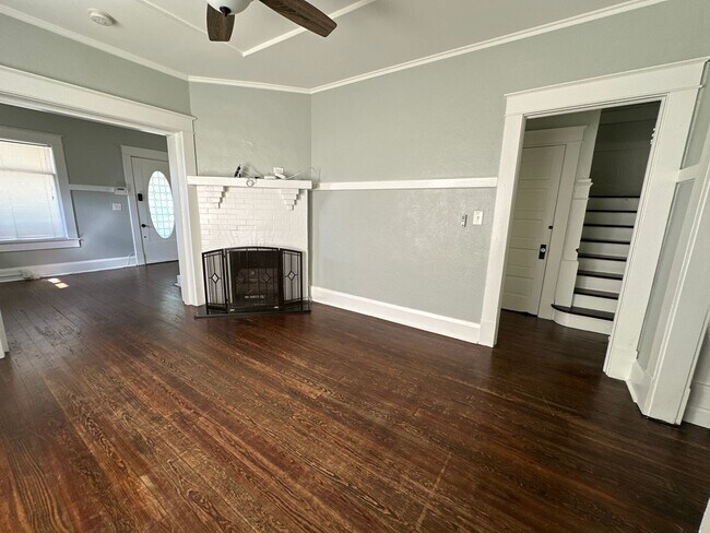Building Photo - Stunning renovated historic home in the he...