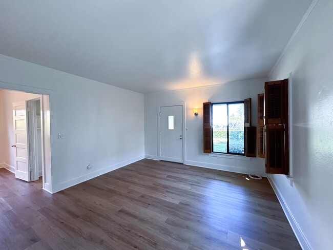 Building Photo - 515 S Hudson Ave