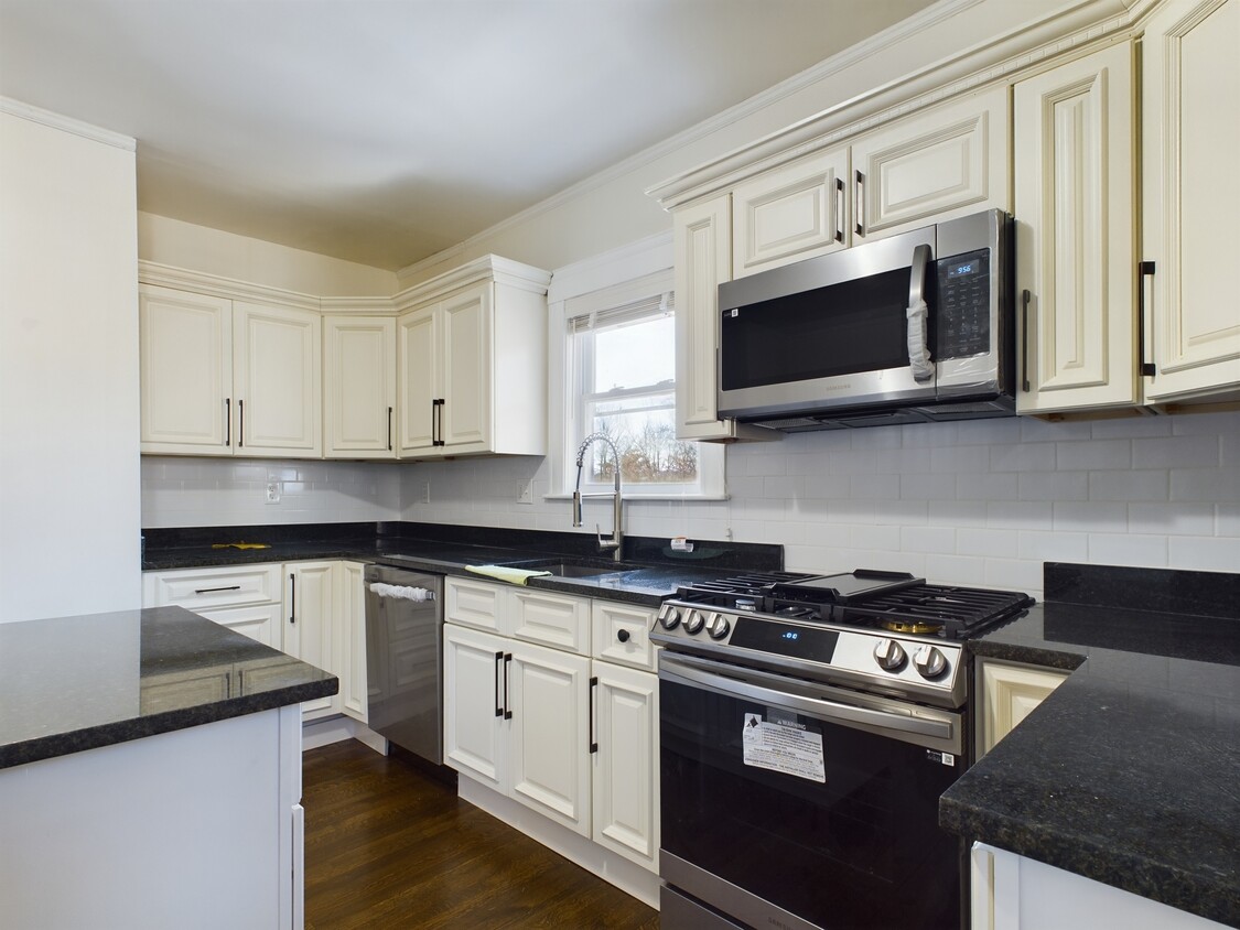 Primary Photo - 160 Williams St