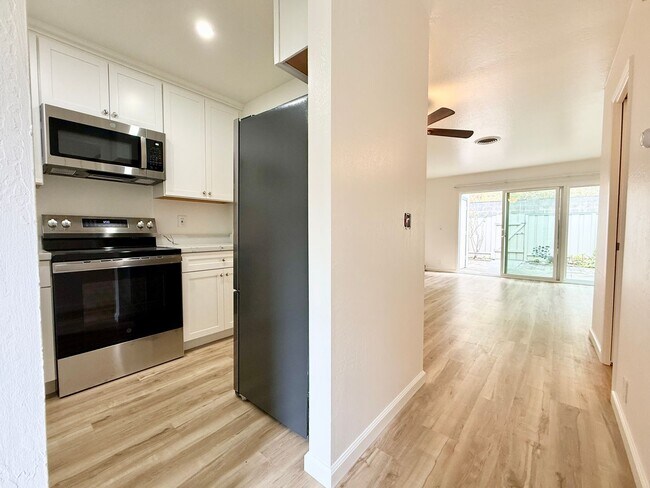 Foto del edificio - Renovated Townhome in Linda Mar