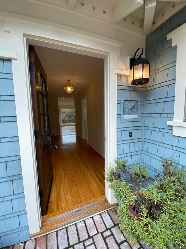 Building Photo - 845 Viewridge Dr