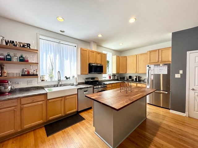 Building Photo - 4240 N Kenmore Ave