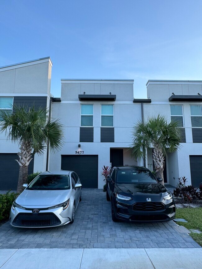 Building Photo - 5677 Mentmore Dr