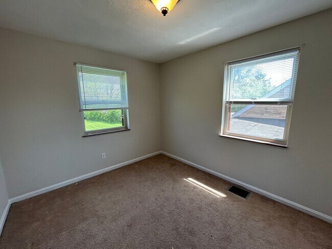 Building Photo - Adorable 3 bedroom 1 bath with garage