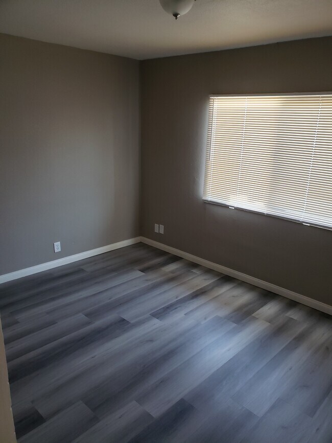 Building Photo - 301 Sandora St