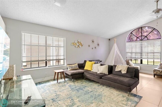 Building Photo - 4176 NW 5th Dr