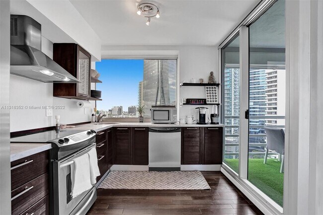 Building Photo - 1541 Brickell Ave