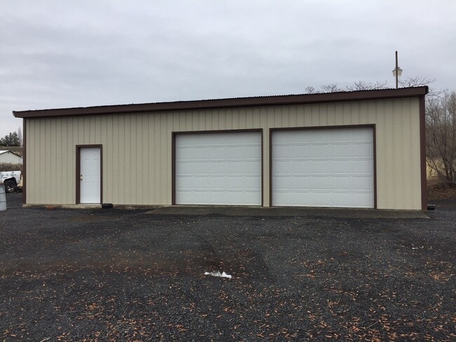 Building Photo - Charming 2 Bedroom Home with Garage