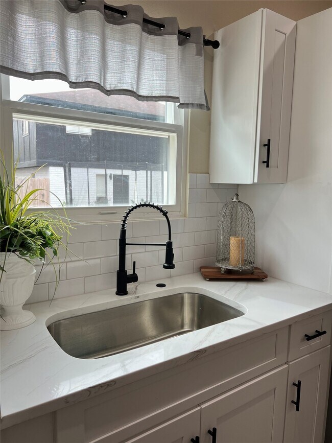 Foto del edificio - 9441 Radio Rd