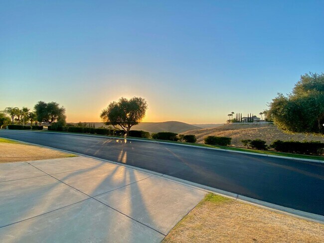 Building Photo - Gorgeous Home Located in City in the Hills