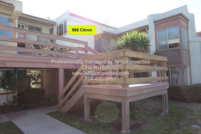 Building Photo - Upstairs 2 bedroom / 1 bathroom condo in A...