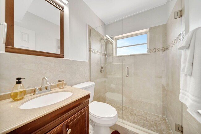 Building Photo - 2724 NE 14th St