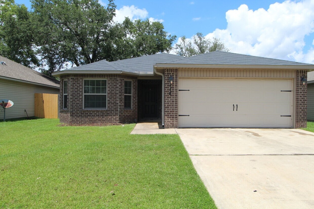 Foto principal - Updated 3-Bedroom, 2-Bath Home with Modern...