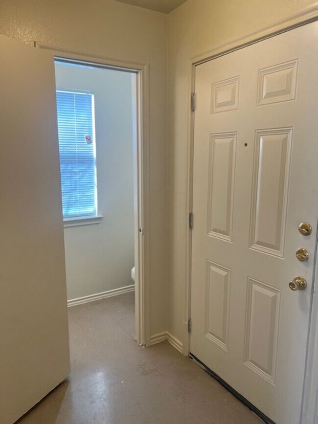 Building Photo - 929