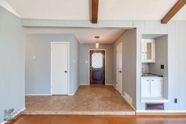 Foto del edificio - Cul-de-Sac 3/2/2; NEW INTERIOR PAINT DEC 2025; NEW CARPET DEC 2025!